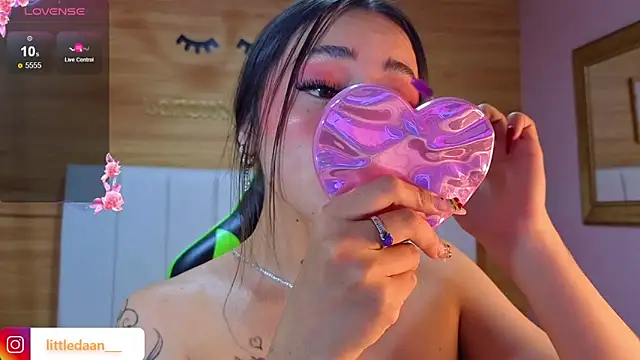 Abril Velvet a  online show from 12/16/25, 12:43