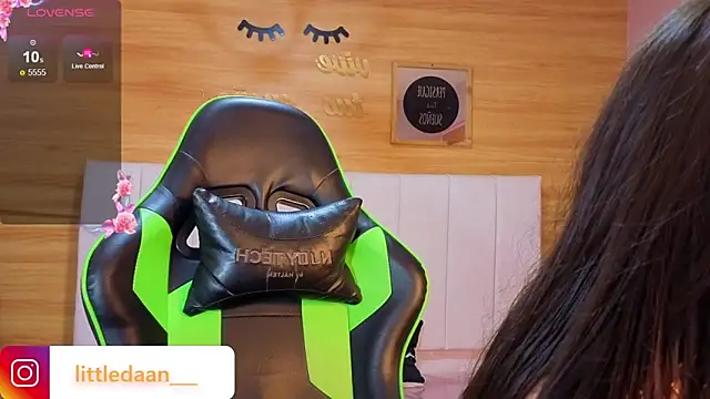 Abril Velvet a  online show from 12/19/25, 12:34