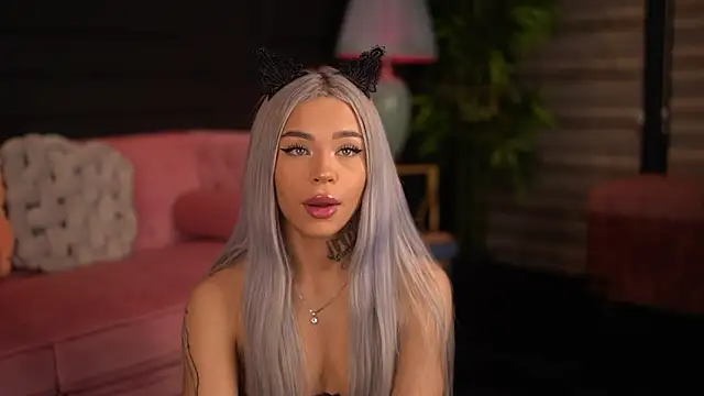 Snapshot of NickyBenz chatting on 10/31/25, 06:53 NickyBenz online show from 10/31/25, 06:53