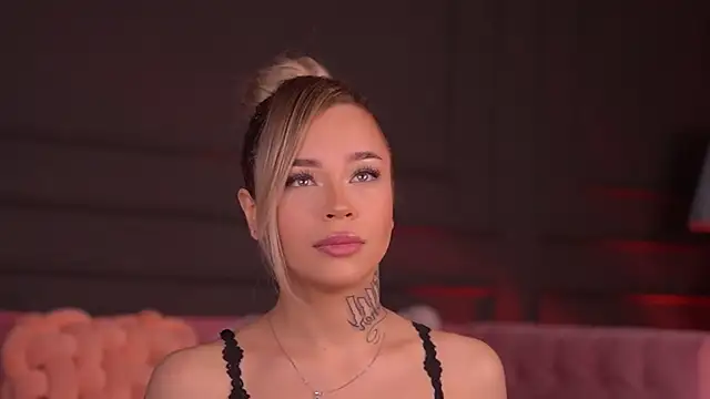 Snapshot of NickyBenz chatting on 12/19/25, 07:32 NickyBenz online show from 12/19/25, 07:32