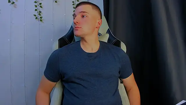 Snapshot of Your_Claddagh chatting on 10/17/25, 07:49 Your Claddagh online show from 10/17/25, 07:49