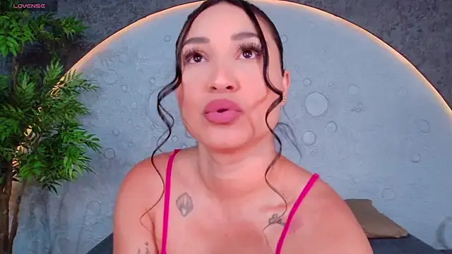ReinaChloe online show from 05/19/26, 04:35