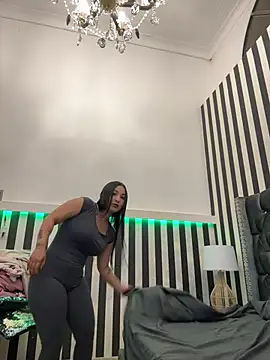 Snapshot of ReinaChloe chatting on 06/10/26, 03:50 ReinaChloe online show from 06/10/26, 03:50