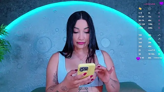 Snapshot of ReinaChloe chatting on 06/20/26, 04:21 ReinaChloe online show from 06/20/26, 04:21
