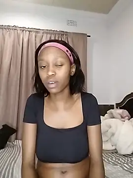 Snapshot of LonelyQueenxx25 chatting on 09/29/25, 04:34 LonelyQueenxx25 online show from 09/29/25, 04:34