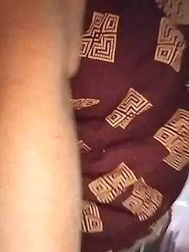 Snapshot of rani8008 chatting on 11/17/25, 04:57 rani8008 online show from 11/17/25, 04:57