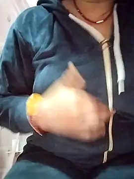 Snapshot of rani8008 chatting on 11/19/25, 05:24 rani8008 online show from 11/19/25, 05:24