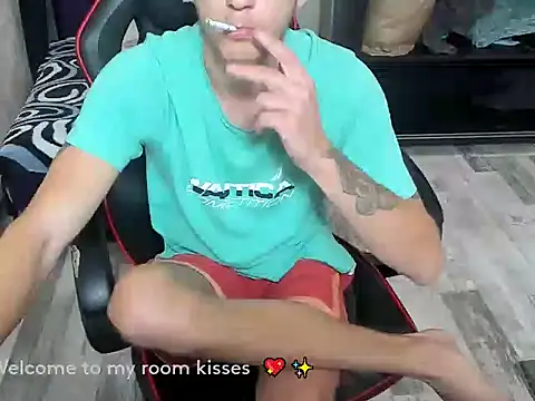 Snapshot of HugeDickFuck chatting on 10/28/25, 09:17 HugeDickFuck online show from 10/28/25, 09:17