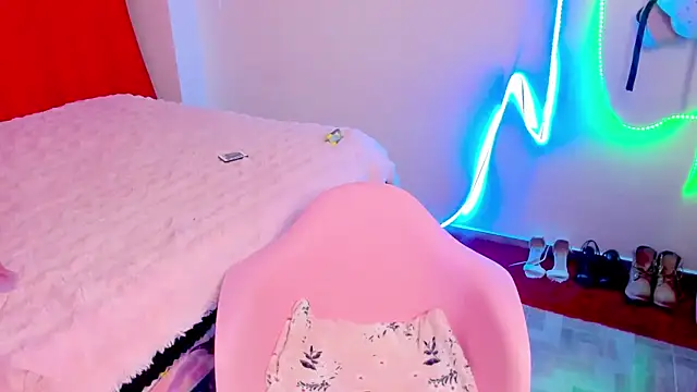 Snapshot of larsonbeverly chatting on 09/24/25, 12:14 larsonbeverly online show from 09/24/25, 12:14