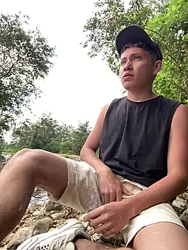 Snapshot of elfernh chatting on 12/17/25, 01:17 elfernh online show from 12/17/25, 01:17