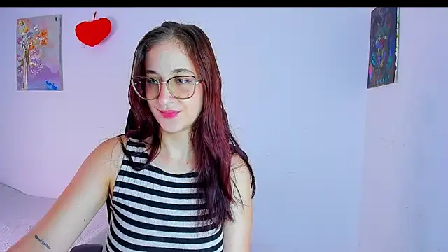 Snapshot of Laura_Ivy chatting on 06/25/26, 02:10 Laura Ivy online show from 06/25/26, 02:10