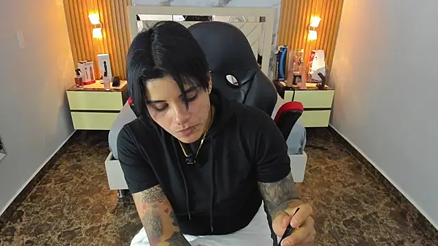 KAROLLJONES1 online show from 12/13/25, 07:53