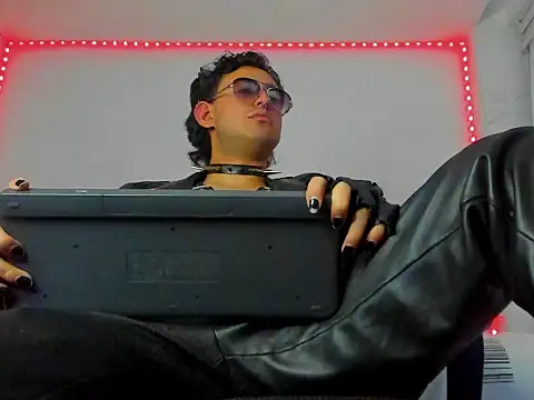 Snapshot of Alexxx_savage chatting on 09/21/25, 04:03 Alexxx savage online show from 09/21/25, 04:03