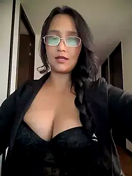 Snapshot of Esmeralda333 chatting on 08/05/26, 01:03 Esmeralda333 online show from 08/05/26, 01:03