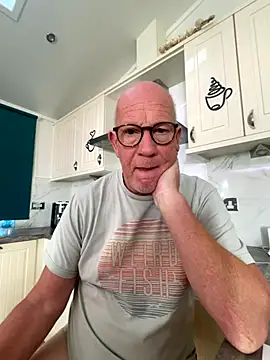 Snapshot of philefc chatting on 10/28/25, 09:35 philefc online show from 10/28/25, 09:35