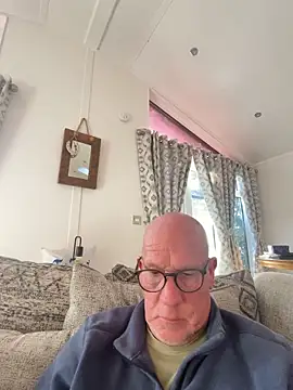 Snapshot of philefc chatting on 11/21/25, 02:05 philefc online show from 11/21/25, 02:05