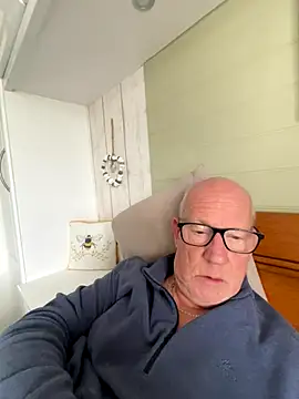 Snapshot of philefc chatting on 11/28/25, 09:34 philefc online show from 11/28/25, 09:34