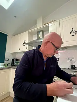 Snapshot of philefc chatting on 12/04/25, 10:24 philefc online show from 12/04/25, 10:24