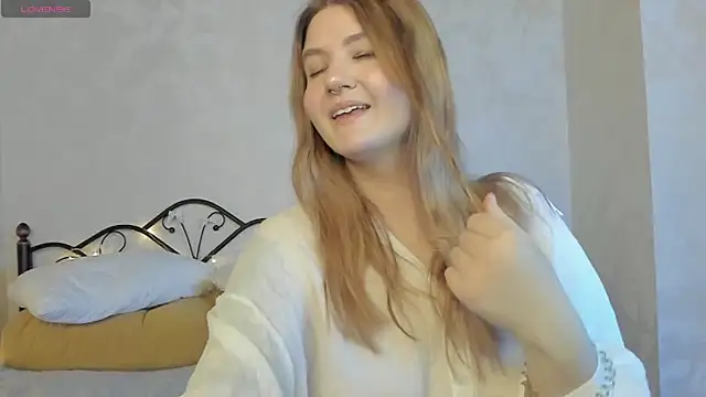 Snapshot of Ruby_Al1en chatting on 12/18/25, 01:22 Ruby Al1en online show from 12/18/25, 01:22