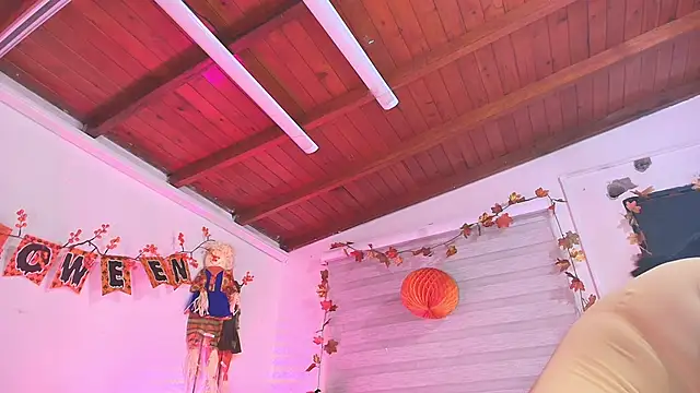 Snapshot of emma_madi chatting on 10/24/25, 12:01 emma madi online show from 10/24/25, 12:01