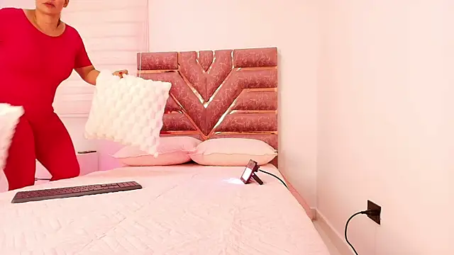 Snapshot of emma_madi chatting on 10/28/25, 11:58 emma madi online show from 10/28/25, 11:58