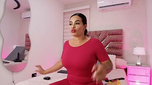 Snapshot of emma_madi chatting on 11/26/25, 11:55 emma madi online show from 11/26/25, 11:55