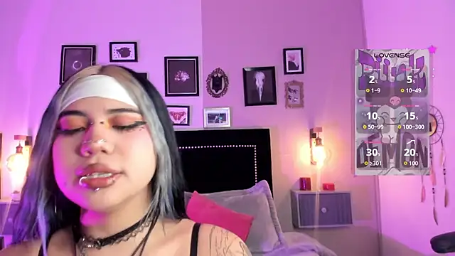 Snapshot of pinkk_deemon chatting on 06/17/26, 01:23 pinkk deemon online show from 06/17/26, 01:23