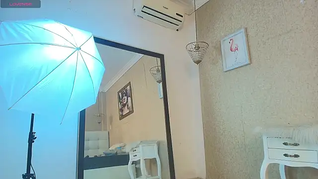 Miladiosa online show from 12/14/25, 12:10