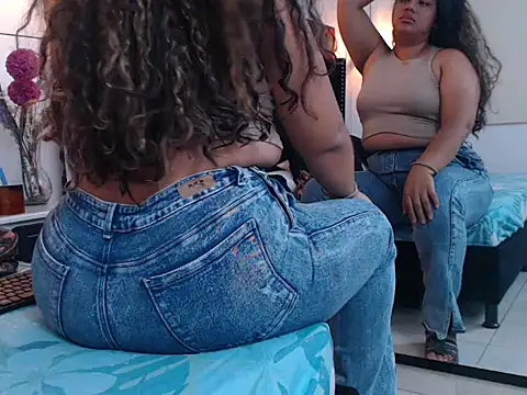 Snapshot of CloeStron chatting on 09/26/25, 12:20 CloeStron online show from 09/26/25, 12:20