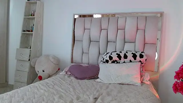 Snapshot of Ayleen_m chatting on 11/12/25, 07:24 Ayleen m online show from 11/12/25, 07:24