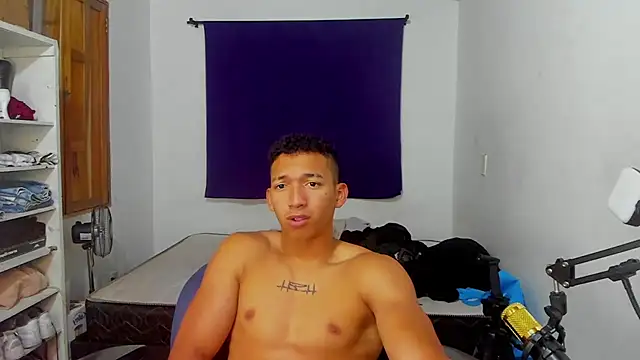 Snapshot of JuanchiT66 chatting on 10/04/25, 02:42 JuanchiT66 online show from 10/04/25, 02:42