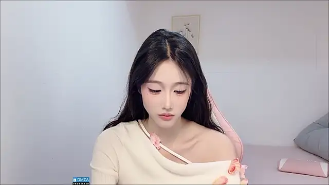 Snapshot of R_R6 chatting on 10/06/25, 01:52 R R6 online show from 10/06/25, 01:52