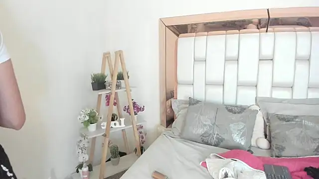 MiaVillalobos online show from 09/15/25, 12:38