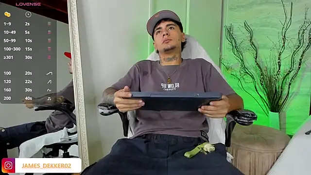 Snapshot of JamesDeker chatting on 09/09/25, 08:30 JamesDeker online show from 09/09/25, 08:30