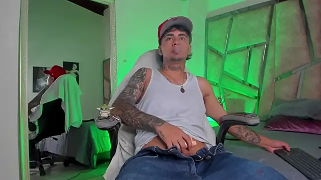 Snapshot of JamesDeker chatting on 09/11/25, 08:09 JamesDeker online show from 09/11/25, 08:09