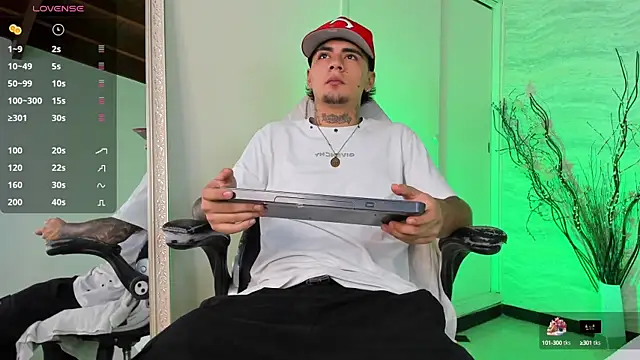 Snapshot of JamesDeker chatting on 09/13/25, 08:08 JamesDeker online show from 09/13/25, 08:08