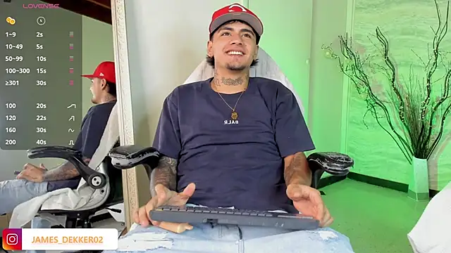 Snapshot of JamesDeker chatting on 09/15/25, 08:20 JamesDeker online show from 09/15/25, 08:20