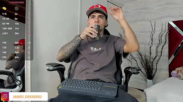 Snapshot of JamesDeker chatting on 09/17/25, 07:59 JamesDeker online show from 09/17/25, 07:59