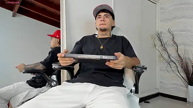 Snapshot of JamesDeker chatting on 09/19/25, 07:47 JamesDeker online show from 09/19/25, 07:47