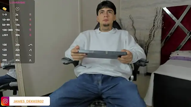 Snapshot of JamesDeker chatting on 09/30/25, 07:52 JamesDeker online show from 09/30/25, 07:52