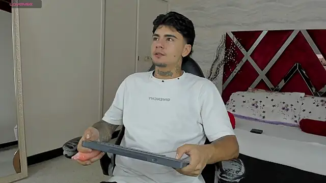 Snapshot of JamesDeker chatting on 10/24/25, 08:05 JamesDeker online show from 10/24/25, 08:05