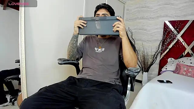 Snapshot of JamesDeker chatting on 10/30/25, 08:31 JamesDeker online show from 10/30/25, 08:31