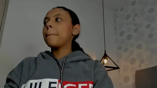 Snapshot of sophiasweet__1 chatting on 12/15/25, 01:59 sophiasweet 1 online show from 12/15/25, 01:59