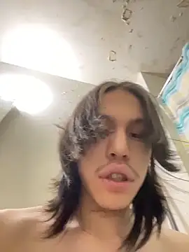 Snapshot of heytherepeoples717 chatting on 12/15/25, 05:01 heytherepeoples717 online show from 12/15/25, 05:01