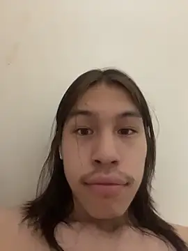 Snapshot of heytherepeoples717 chatting on 12/18/25, 02:45 heytherepeoples717 online show from 12/18/25, 02:45