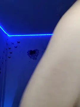 Snapshot of Danly_ chatting on 11/28/25, 03:42 Danly online show from 11/28/25, 03:42