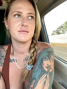 Snapshot of OdetteDelane chatting on 10/17/25, 07:11 OdetteDelane online show from 10/17/25, 07:11