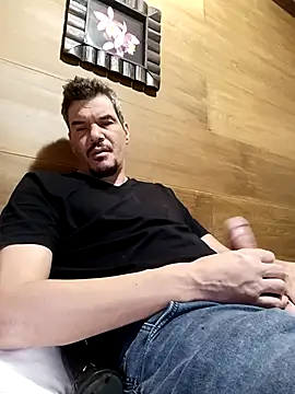 Snapshot of twitshe chatting on 12/14/25, 04:45 twitshe online show from 12/14/25, 04:45