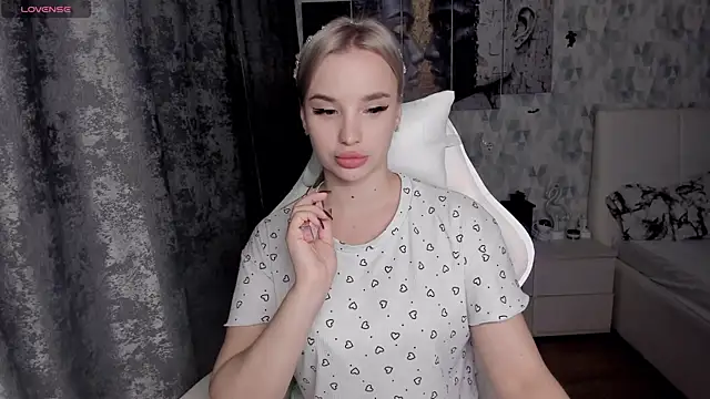 Snapshot of KiraKrox chatting on 11/03/25, 07:37 KiraKrox online show from 11/03/25, 07:37