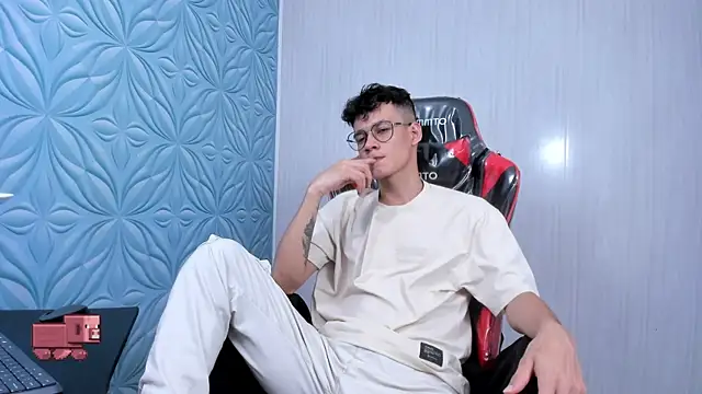 LittleMax23 online show from 10/19/25, 04:35